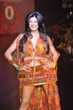 Sushmita Sen at Salman Khan_s Being Human show on Day 4 of HDIL on 9th Oct 2010 (8).JPG